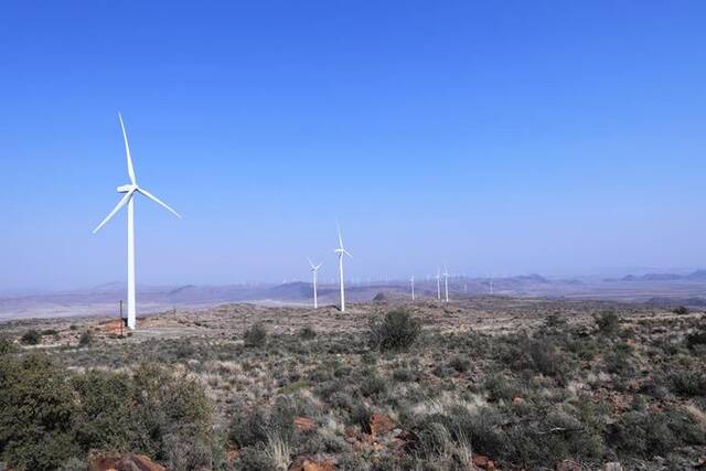 这是8月10日在南非北开普省德阿镇拍摄的龙源南非公司德阿风电项目风机。新华社记者董江辉摄