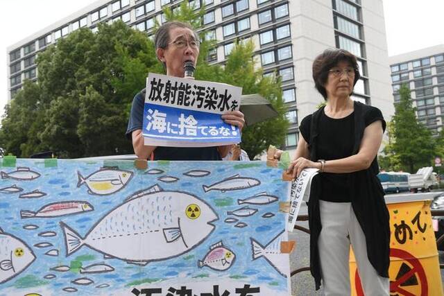 8月22日，日本民众在东京首相官邸前紧急集会，抗议政府无视民意启动核污染水排海。新华社记者冯武勇摄