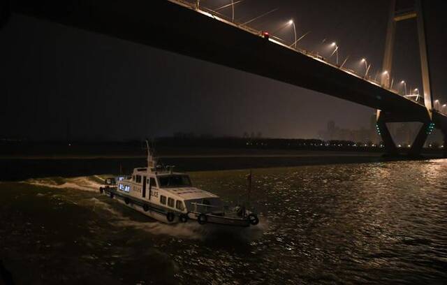 长江航运公安局开展“雷霆行动”，深夜在长江武汉段打击非法采砂（2019年2月13日摄）。新华社记者程敏摄