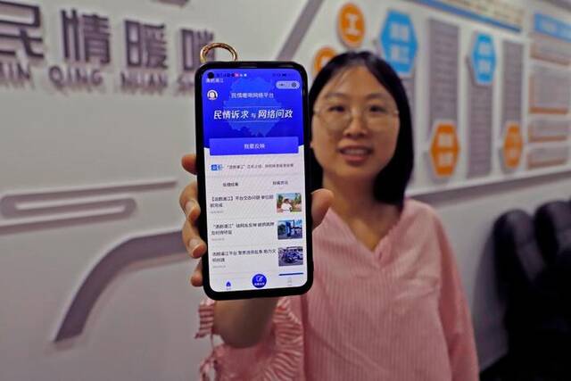 浦江市民通过“民情暖哨”网络平台反映诉求并进行平台首页展示。（方黎晨摄）