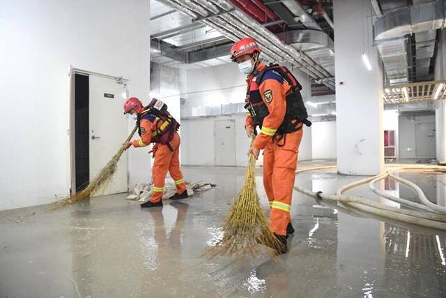 8月7日，邢台市消防救援支队队员在河北省涿州市万科城际之光写字楼B1地库清扫积水。