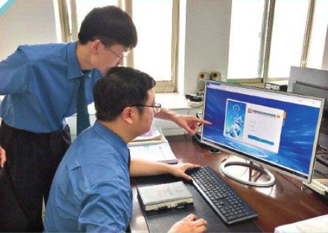 南京市六合区检察院检察官对检察业务应用系统中的案卡信息进行比对。