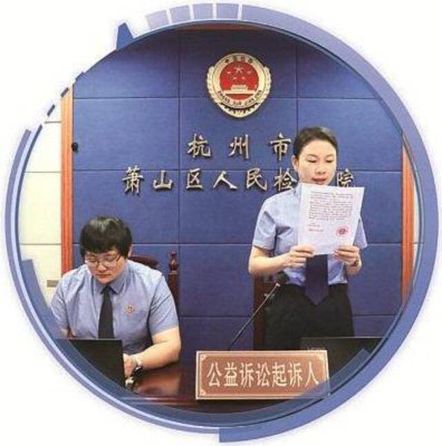 今年6月,浙江省杭州市萧山区检察院对一起利用“AI换脸”技术侵犯公民个人信息案依法提起民事公益诉讼。图为庭审现场。