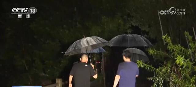 防汛巡查队工作人员默默守护 群众平安度过不眠雨夜