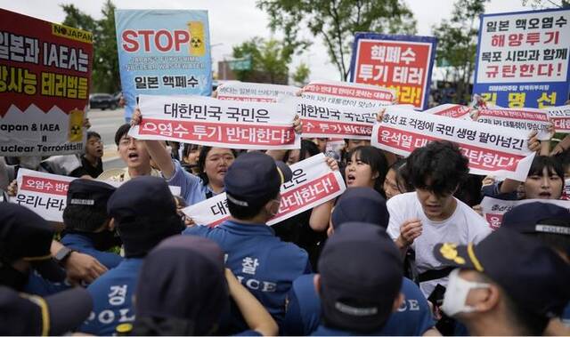 韩媒：反对核污染水排海，16名韩国大学生在日本驻韩大使馆前被捕