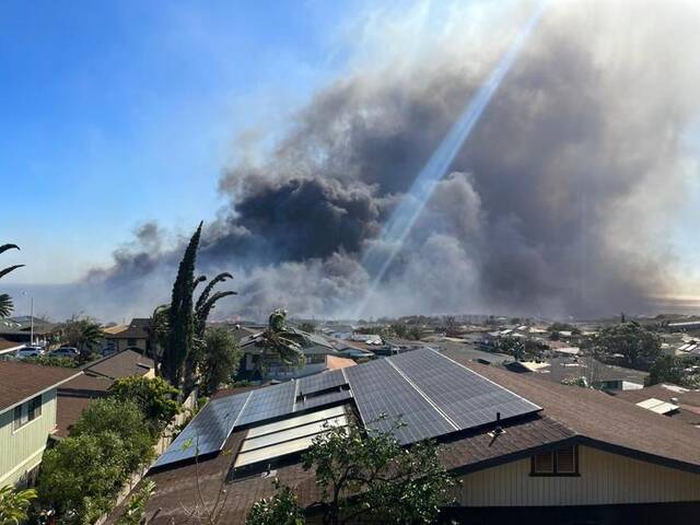 这张亚历克斯·弗里曼8月8日拍摄的照片显示，美国夏威夷州毛伊县拉海纳镇上空浓烟滚滚。新华社发（亚历克斯·弗里曼摄）