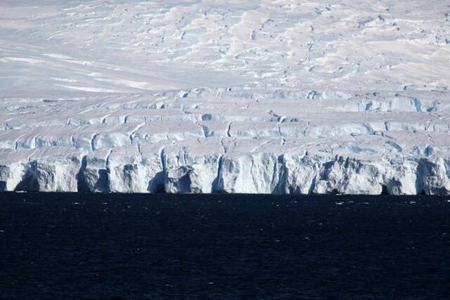 这是2019年2月14日拍摄的南极冰盖达尔克冰川前沿。新华社记者刘诗平摄