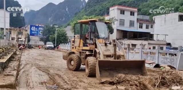 强降雨致广西百色部分乡镇被淹 当地紧急转移群众