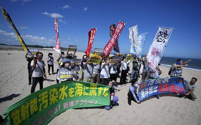 当地时间2023年8月24日，日本浪江町，民众在海滩上抗议福岛核污染水排海计划。
