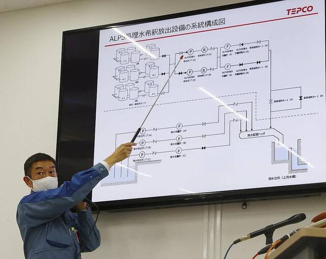 当地时间2023年8月24日，日本福岛县大隈町，一位负责人正在解释核污染水的排放情况。