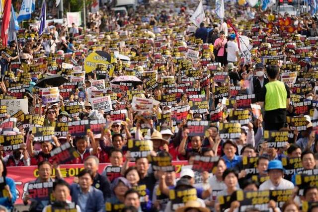 8月26日，数以千计的韩国民众在首尔举行集会，抗议日本排放核污染水。图源：美联社