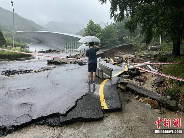 2022年8月，韩国首都圈遭遇特大暴雨，首尔大学冠岳校区内道路被冲垮。刘旭摄