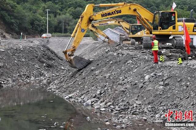 2023年8月17日，为确保降雨行洪安全，北京市门头沟区永定河山峡段进行河道清理。韩海丹摄