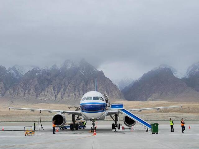 中国南方航空CZ8601次航班降落在新疆塔什库尔干红其拉甫机场（8月25日摄）。新华社记者胡虎虎摄