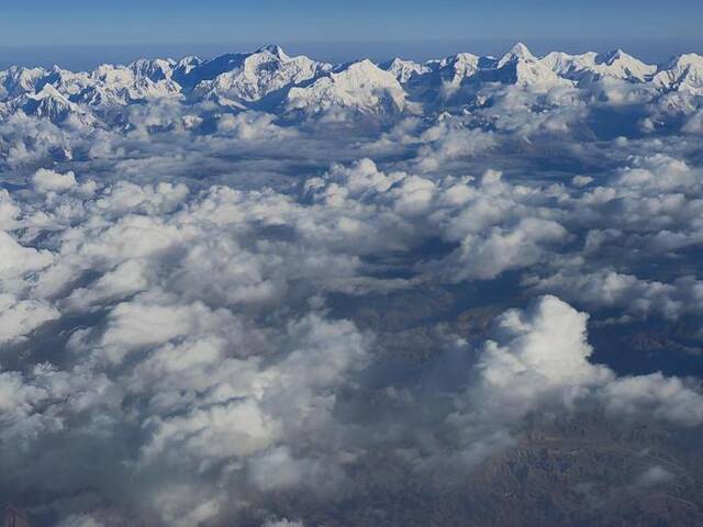 在中国南方航空CZ8601次航班上拍摄的雪山云海景观（8月25日摄）。新华社记者胡虎虎摄