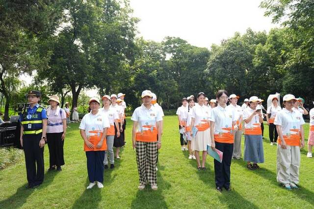 8月23日，杭州西湖景区的亚运城市志愿者集结宣誓。（受访者供图）