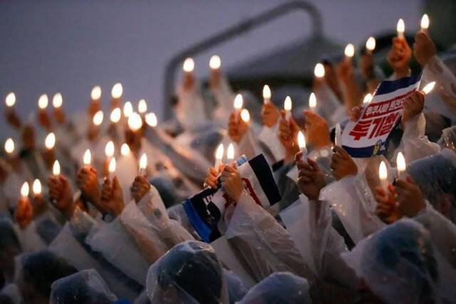 ▲8月23日，在韩国首尔的国会议事堂前，韩国最大在野党共同民主党举行集会抗议日本政府决定启动核污染水排海。图/新华社