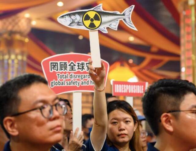 ▲8月27日，在马来西亚雪兰莪州士毛月，人们参加反对日本核污染水排海的集会。图/新华社