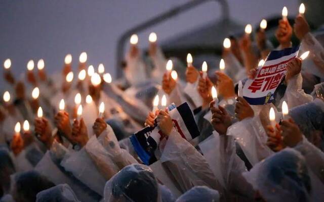 ▲8月23日，在韩国首尔的国会议事堂前，韩国最大在野党共同民主党举行集会抗议日本政府决定启动核污染水排海。图/新华社