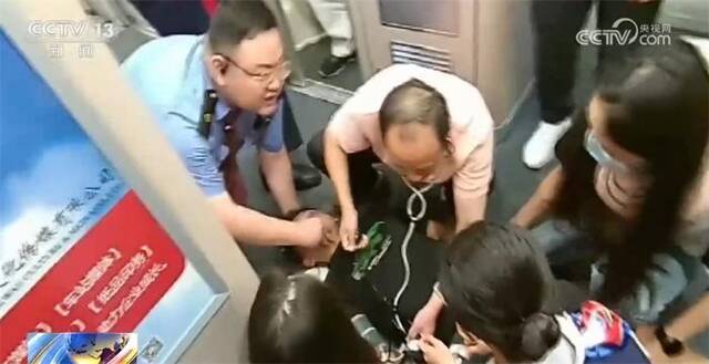 暖心现场｜高铁旅客突然昏迷 众人紧急救助
