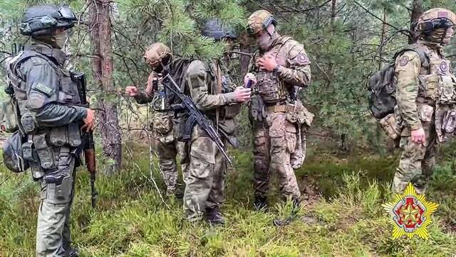 7月20日，白俄罗斯士兵同瓦格纳集团雇佣兵参加联合演习。图源：视觉中国