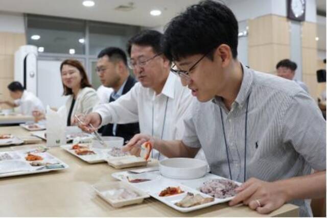 韩国总统高调吃海鲜午餐，却被日本“打脸”