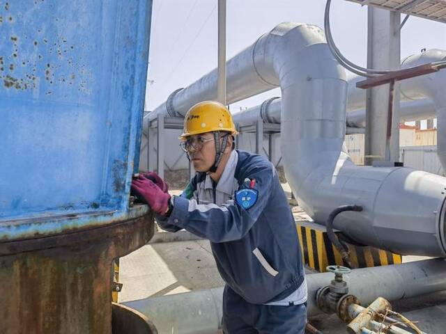 郭延涛在检查3号导卤泵站混流泵运行状况（温雅摄）