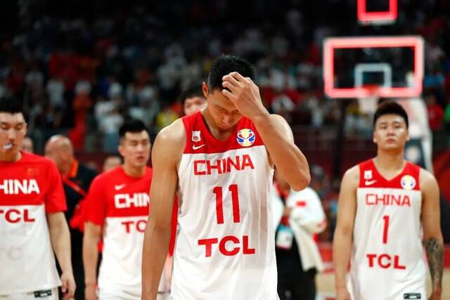 2019年，中国男篮负于波兰，易建联（中）图/中新社记者富田