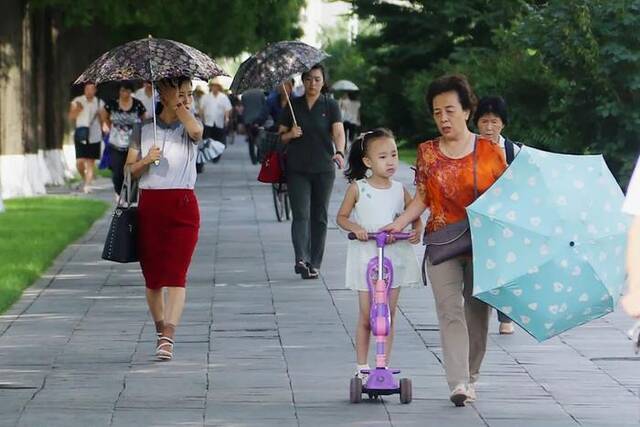 8月8日，朝鲜平壤街头的行人。图/新华视觉