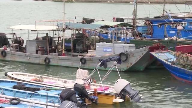 ▲8月30日，广东潮州，回港躲避台风的渔船。据视觉中国