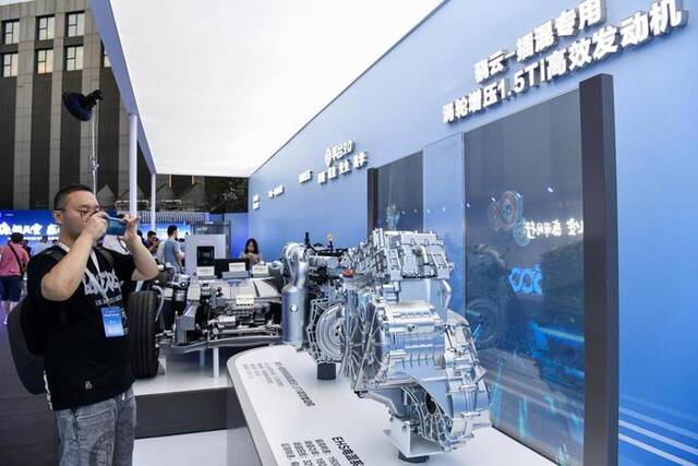 8月9日，比亚迪公司展出自研发动机。新华社记者梁旭摄