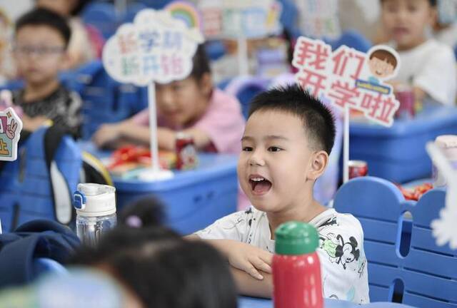 ▲8月30日，在安徽省合肥市蜀山区北苑村社区琥珀小学，一年级小朋友在教室内回答老师提问。图/新华社