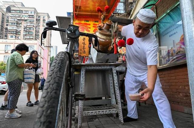 7月11日，商家在天津西北角欢庆西胡同制作老味茶汤。新华社记者孙凡越摄