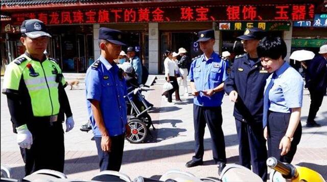 青海省海东市乐都区检察院与交警部门、城管部门一道对辖区街道共享车情况进行调查。检察日报通讯员魏文辉摄