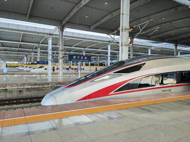 8月31日，G4308次列车从南宁东站缓缓驶出。新华社记者赵欢摄