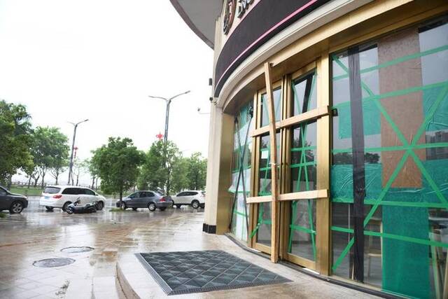 9月1日，在广东省汕尾市城区，不少商铺加固门窗防台风。新华社记者卢汉欣摄