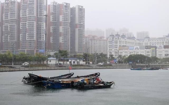 台风“苏拉”逼近，汕尾港避风塘停泊了不少归港避风的渔船。新华社记者卢汉欣摄