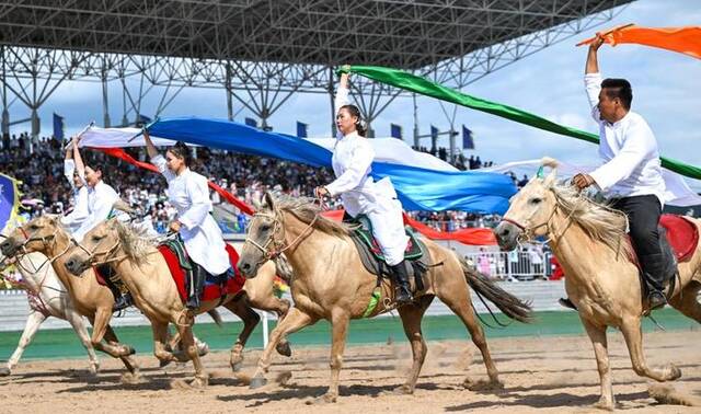 8月9日，2023兴安盟那达慕在乌兰毛都草原开幕，这是演员在开幕式上进行表演。新华社记者贝赫摄