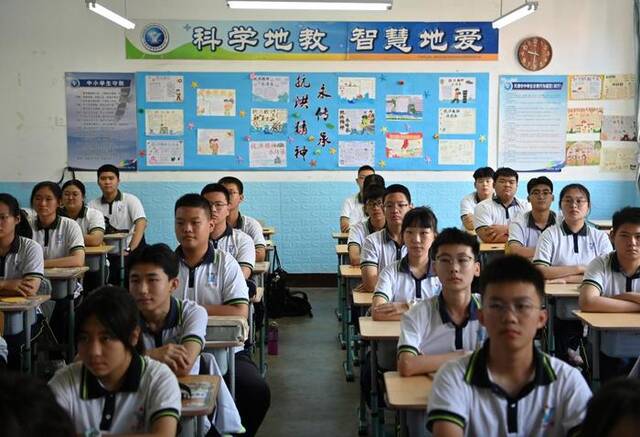 9月1日，在天津市静海区实验中学，学生们在开学第一课上听老师讲述抗洪故事。新华社记者李然摄