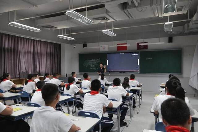 北京四中雄安校区首批初一新生已正式上课。（北京市教委供图）
