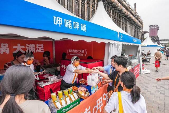 首钢园餐饮配套完善，老字号秀出看家绝活儿