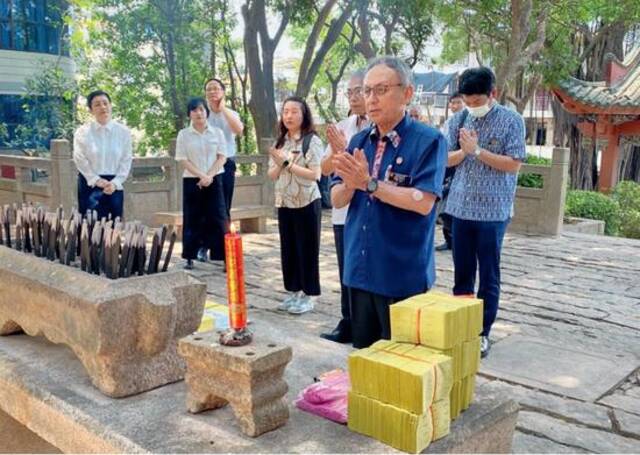 ·&nbsp2023年7月6日，玉城丹尼（前）在福州市琉球墓园祭拜。（冲绳县厅提供）