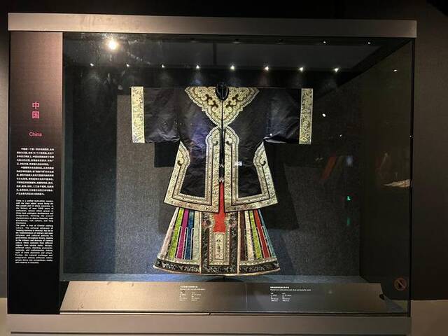 图为“五彩亚细亚：亚洲服饰展”上展出的中国传统服饰。（中国丝绸博物馆供图）