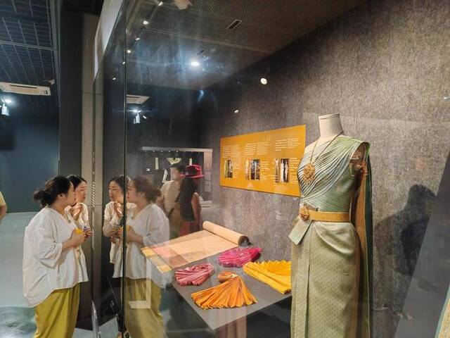 图为“五彩亚细亚：亚洲服饰展”上展出的泰国服饰。（新华社记者冯源摄）