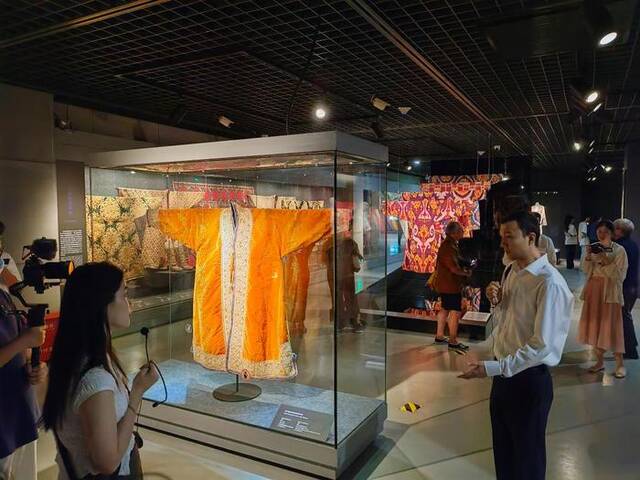 图为“五彩亚细亚：亚洲服饰展”上展出的乌兹别克斯坦传统服饰。（新华社记者冯源摄）