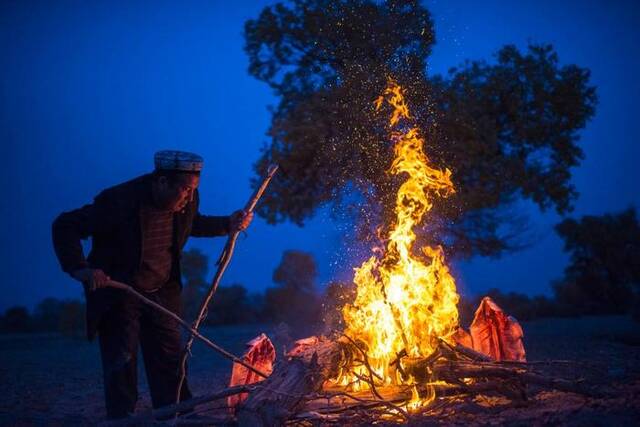 新疆巴楚县特色烤鱼，烤鱼的过程也同样极具观赏性（2017年11月5日摄）。新华社记者江文耀摄