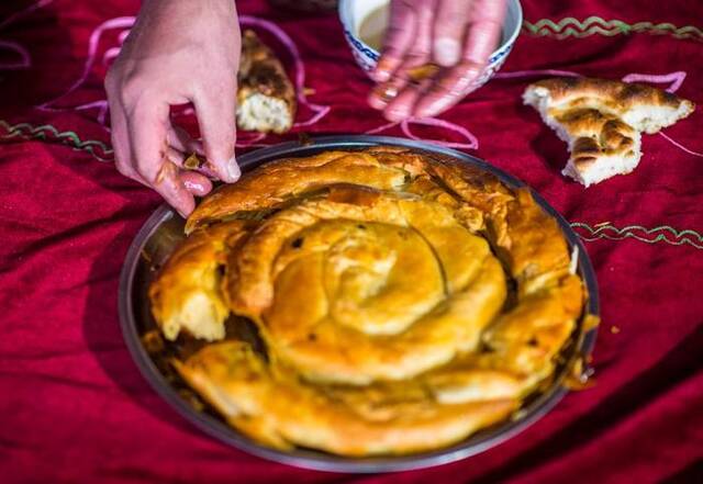 新疆柯尔克孜族美食——酥油卷饼（2017年5月5日摄）。新华社记者江文耀摄