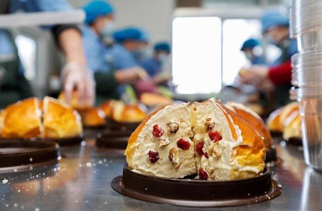 在塔城市疆趣食品坊，员工们在制作“塔城奶酪包”（2023年4月1日摄）。新华社记者费茂华摄