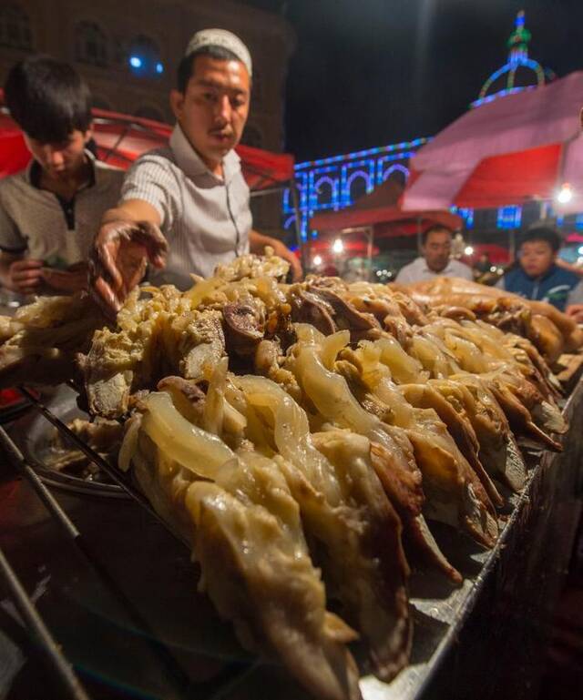 商贩在夜市上出售烹牛蹄筋（2015年9月23日）。新华社记者江文耀摄