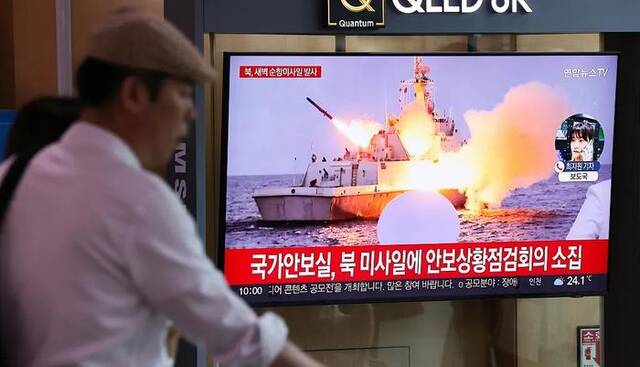 当地时间2023年9月2日，韩国首尔火车站的新闻节目中，电视屏幕上显示了朝鲜导弹发射的画面。图源：视觉中国